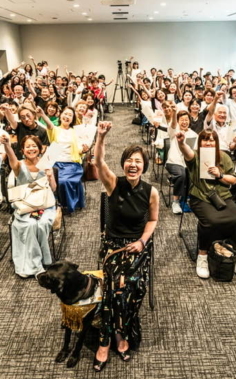 浅井純子が講演をしている様子の写真