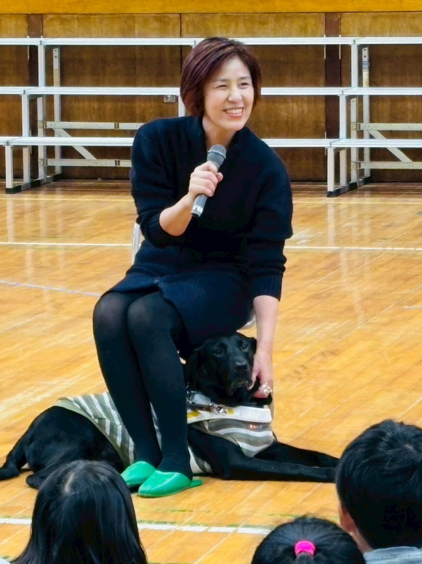      浅井純子が講演をしている様子の写真