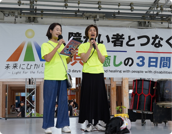 浅井純子が大阪万博でステージに立っている様子の写真