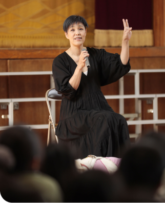 浅井純子が講演をしている様子の写真